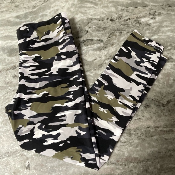 The Upside Pearl Camo Midi Leggings Size 8 (I1) - Picture 4 of 8